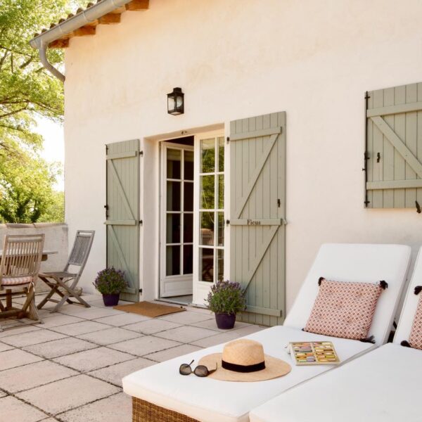 Terrasse privée du Domaine Le Bois des Dames en Drôme provençale