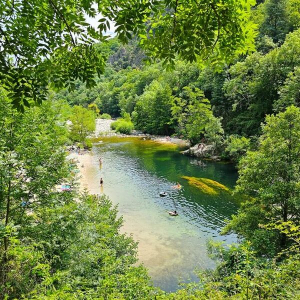 Accès direct à la rivière depuis le camping La Digue 4* - Ruoms - Ardèche (07)
