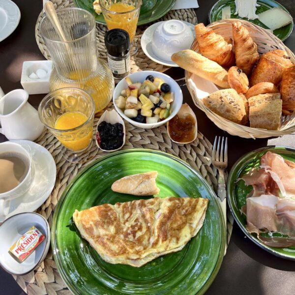 Petit déjeuner du Domaine Le Bois des Dames en Drôme provençale