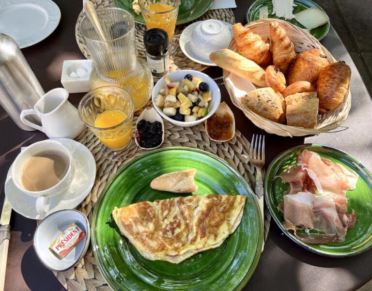 Petit déjeuner du Domaine Le Bois des Dames en Drôme provençale