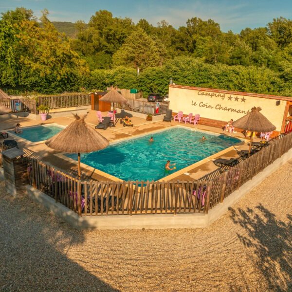 Piscine et pataugeoire du camping Le Coin Charmant 3* à Chauzon