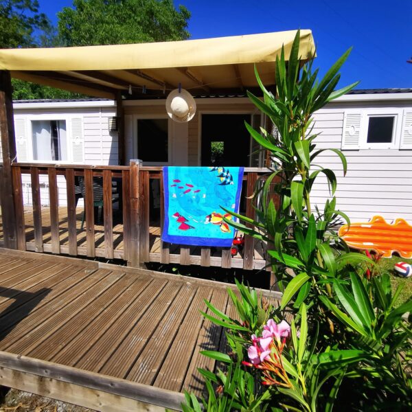 Grande terrasse du mobil-home du camping Le Coin Charmant 3* à Chauzon
