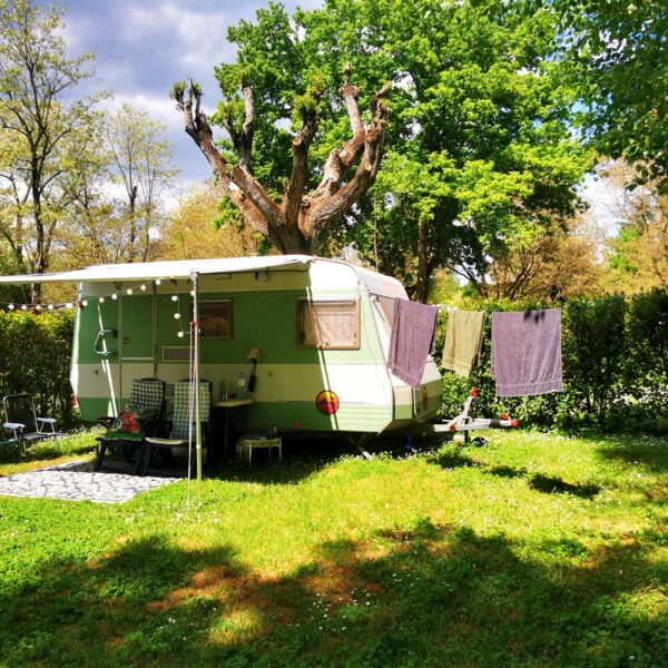 Emplacement pour caravane dans le camping Le Coin Charmant 3* à Chauzon