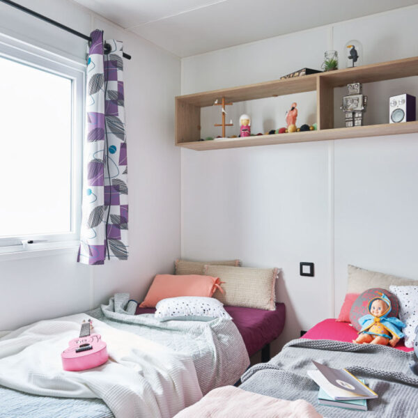 Chambre avec lit twin dans mobil-home du camping Le Coin Charmant 3* à Chauzon