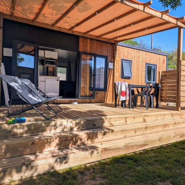 Terrasse semi-couverte d'un mobil-home du camping Le Coin Charmant 3* à Chauzon