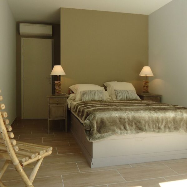 Chambre de l'Hôtel Prehistoric Lodge à Vallon-Pont-d'Arc en Ardèche