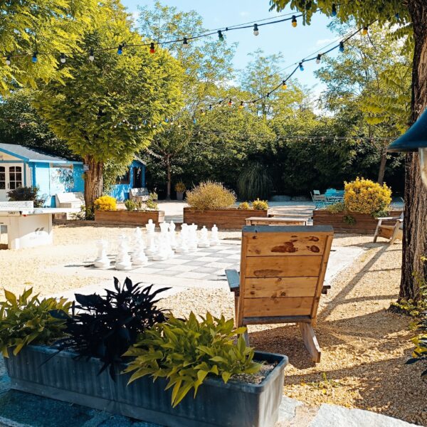 Transats de la piscine chauffée du camping La Digue 4* - Ruoms - Ardèche (07)