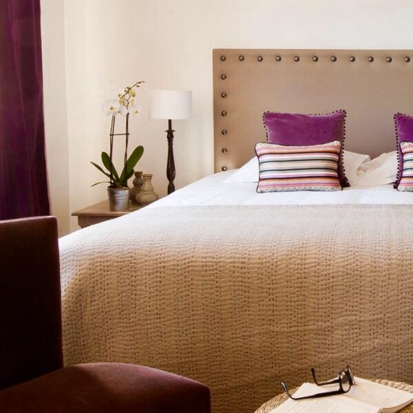 Chambre avec lit double du Domaine Le Bois des Dames en Drôme provençale