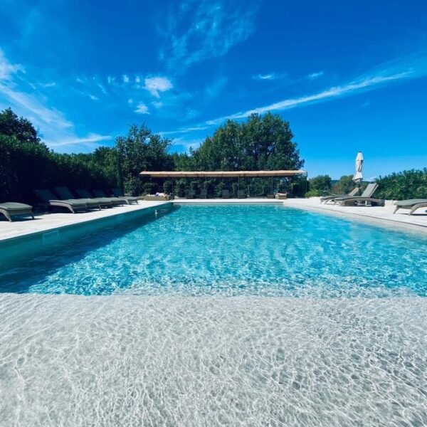 Grande piscine du Domaine Le Bois des Dames en Drôme provençale
