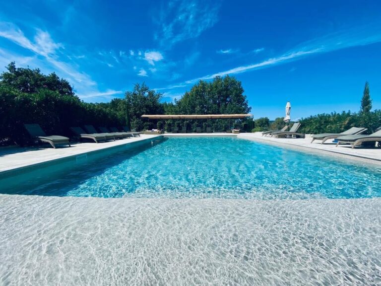 Grande piscine du Domaine Le Bois des Dames en Drôme provençale