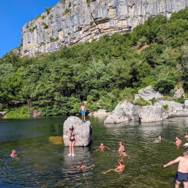 Baignade dans l'Ardèche depuis le camping Le Coin Charmant 3* à Chauzon