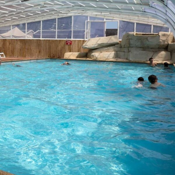 Piscine couverte et chauffée du camping Domaine du Morbihan, à Ambon, dans le Golfe du Morbihan, en Bretagne sud
