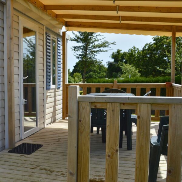 Mobil-home avec terrasse au camping Domaine du Morbihan, à Ambon, dans le Golfe du Morbihan, en Bretagne sud