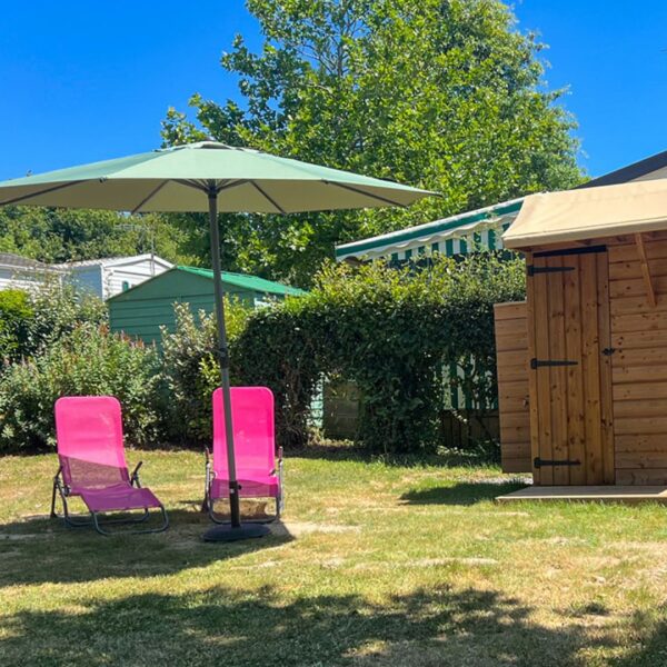 Emplacement nature au camping Domaine du Morbihan, à Ambon, dans le Golfe du Morbihan, en Bretagne sud