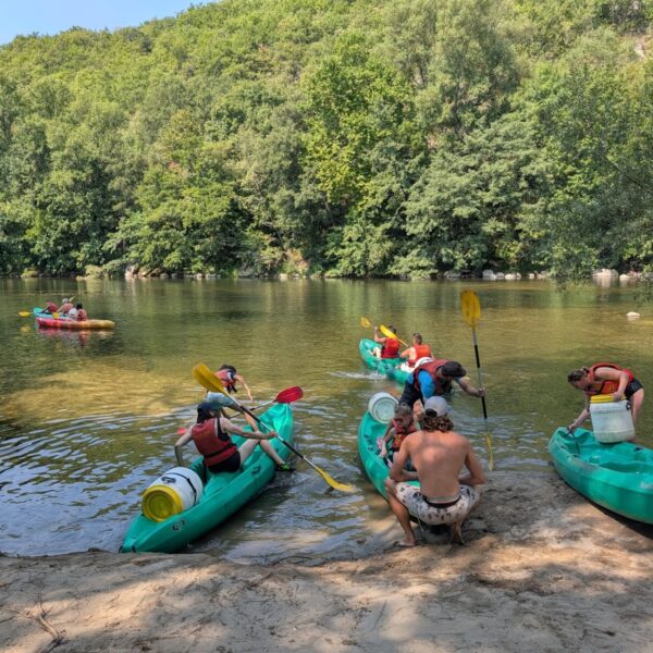 Descente de l'Ardèche en canoë avec son chien avec le camping Le Coin Charmant 3* à Chauzon