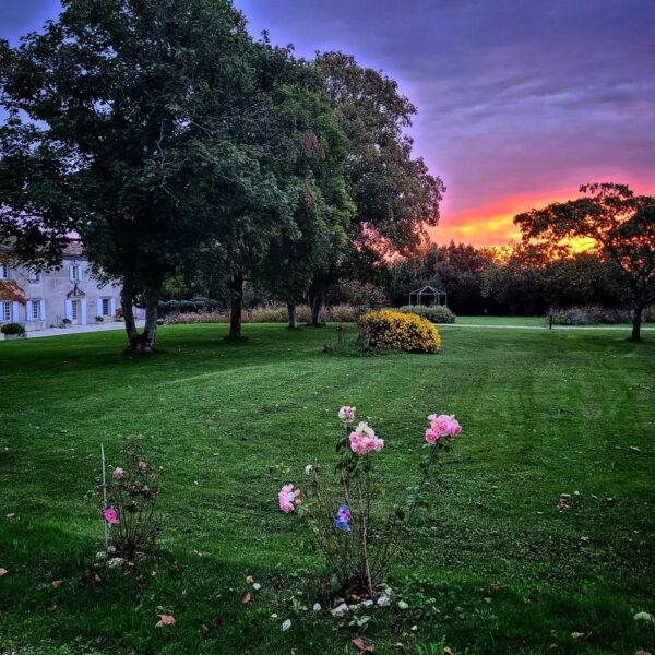 Grand jardin fleuri du Clos Bellevue à Mortagne-sur-Gironde en Charente Maritime