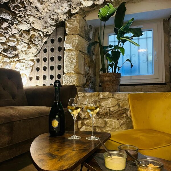 Dégustation au Tasting Bar - bar à champagne dogfriendly à Châtillon-sur-Marne (51) près de Reims