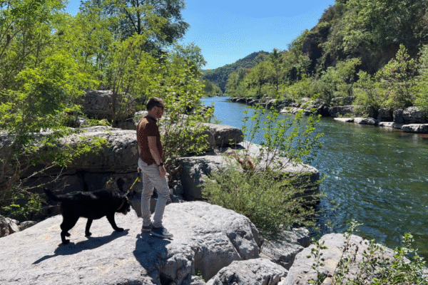 Où se baigner avec son chien en Ardèche ?