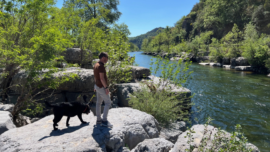 Où se baigner avec son chien en Ardèche ?
