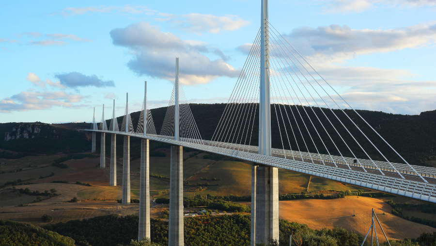 Viaduc de Millau où les chiens sont les bienvenus, dans l'Aveyron, en Occitanie