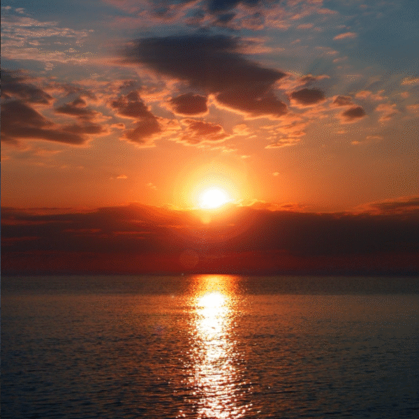 Coucher de soleil sur l'océan de l'Atlantique, à 5km du camping Lodging Le Lac, à Lacanau, en Gironde