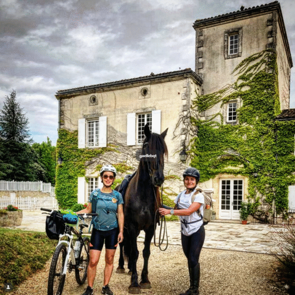 Départ à vélo et à cheval pour des hôtes du Clos Bellevue à Mortagne-sur-Gironde en Charente Maritime