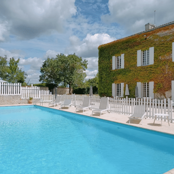 La piscine du Clos Bellevue à Mortagne-sur-Gironde en Charente Maritime