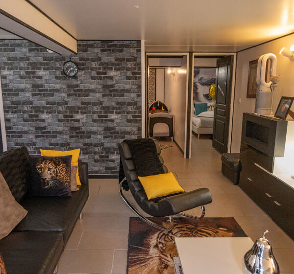 Salon d'une des suites avec jacuzzi de la maison d'hôtes L'Instant à Cayeux (80) dans la Baie de Somme