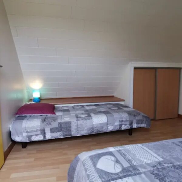 Chambre avec deux lits simples du Gîte Chez Fanch à Camaret-sur-Mer, sur la Prequ'île de Crozon, dans le Finistère, en Bretagne