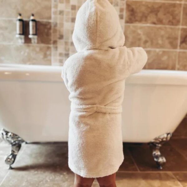 Enfant dans la salle de bain de Madame Imagine Lodges & SPA à Epinal dans les Vosges