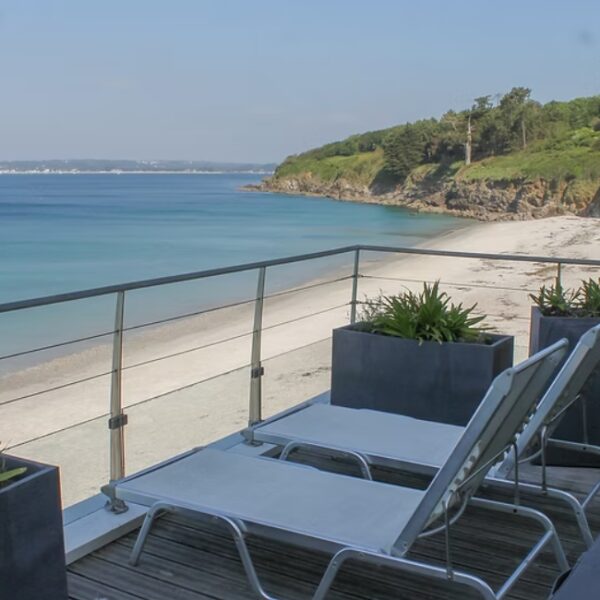 Terrasse avec vue sur mer de l'Hôtel Les Sables Blancs à Concarneau dans le Finistère