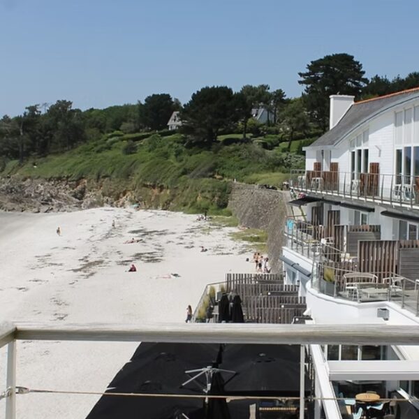 Vue de l'extérieur de l'Hôtel Les Sables Blancs à Concarneau dans le Finistère