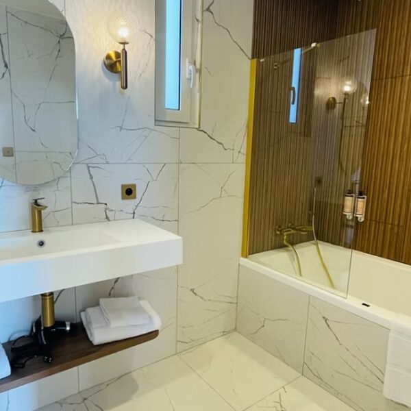 Salle de bain de l'Hôtel Les Sables Blancs à Concarneau dans le Finistère