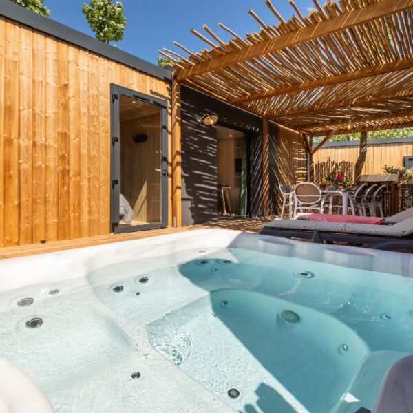 Cottage avec jacuzzi dans le sud de la France - Campings Les Méditerranées, à Marseillan, dans l'Hérault