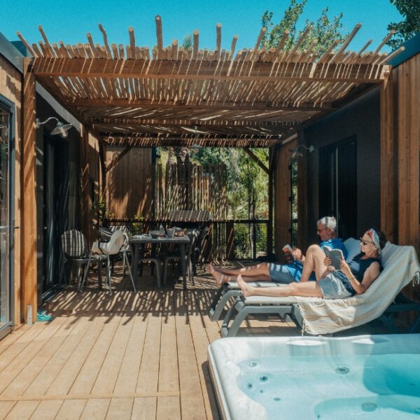 Mobil-home avec jaccuzi aux Campings Les Méditerranées, à Marseillan, dans l'Hérault