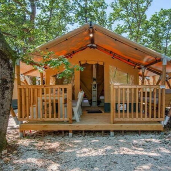 Tente lodge au Camping La Baie de Kernic, à Plouescat, dans le Finistère (Bretagne)