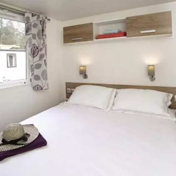 Chambre de mobil-home au Camping La Baie de Kernic, à Plouescat, dans le Finistère (Bretagne)