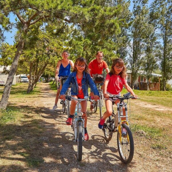 Balade à vélo en famille au Camping La Baie de Kernic, à Plouescat, dans le Finistère (Bretagne)