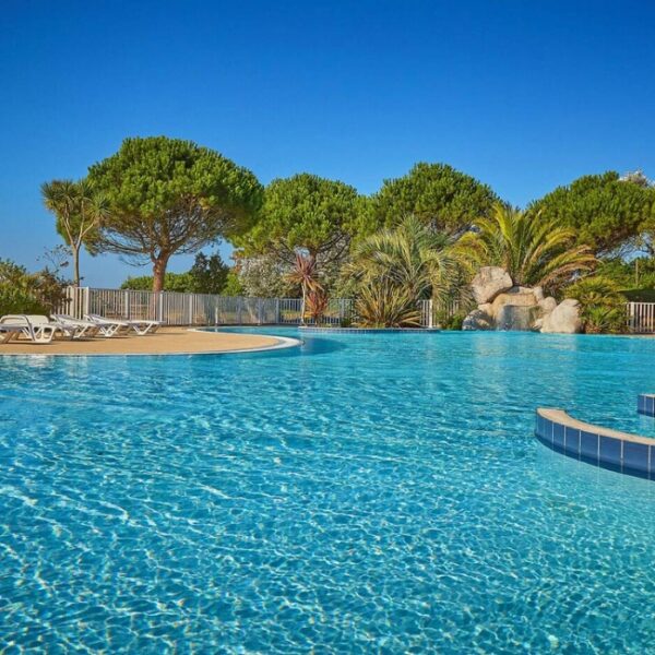 Piscine extérieure du Camping La Baie de Kernic, à Plouescat, dans le Finistère (Bretagne)