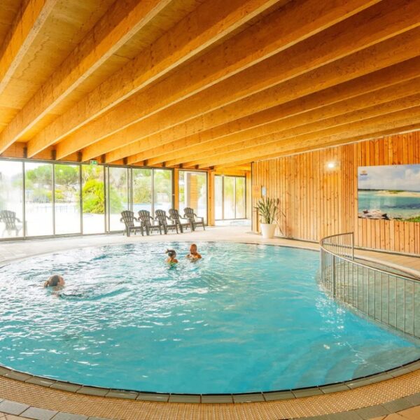 Camping avec piscine intérieure - Camping La Baie de Kernic, à Plouescat, dans le Finistère (Bretagne)