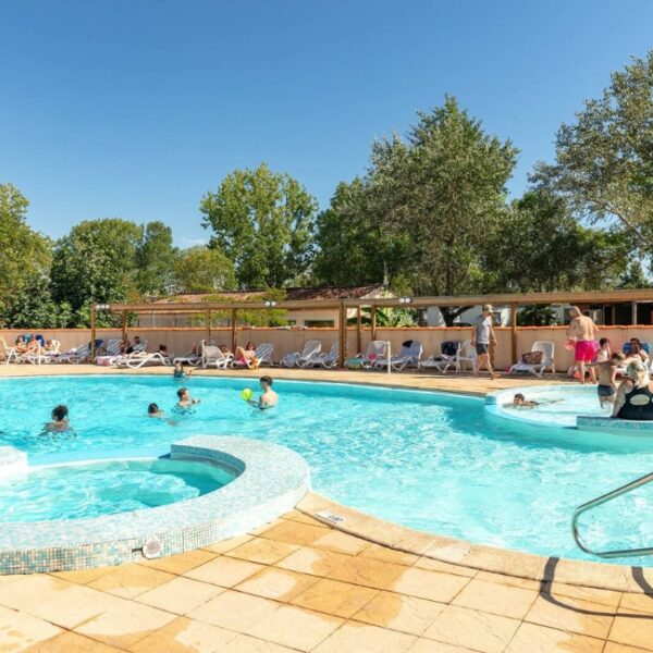 Piscine extérieure chauffée au Camping Clos Cottet, à Angles, en Vendée, près de la Tranche-sur-Mer