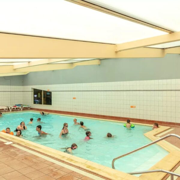 Piscine intérieure au Camping Clos Cottet, à Angles, en Vendée, près de la Tranche-sur-Mer