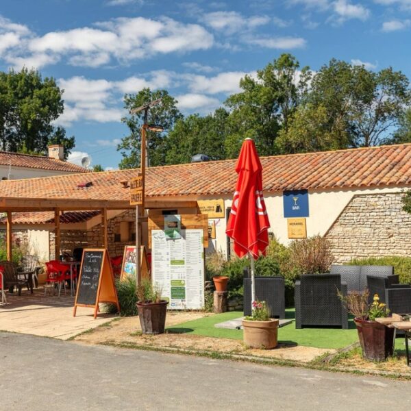 Terrasse du restaurant au Camping Clos Cottet, à Angles, en Vendée, près de la Tranche-sur-Mer