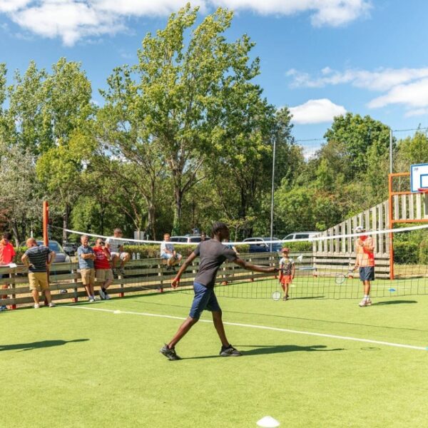 Terrain multisports et activités sportives au Camping Clos Cottet, à Angles, en Vendée, près de la Tranche-sur-Mer