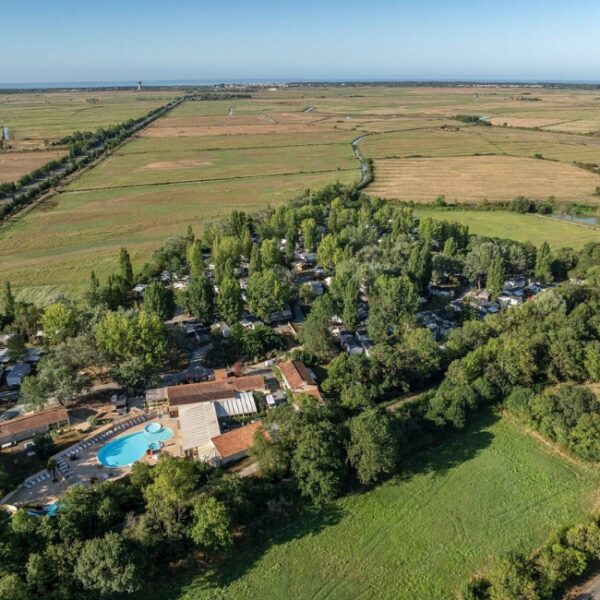 Camping nature, en pleine campagne vendéenne - Camping Clos Cottet, à Angles, en Vendée, près de la Tranche-sur-Mer