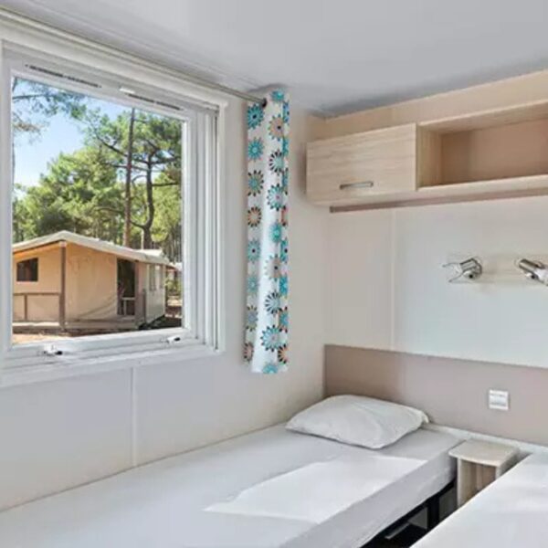 Chambre twin dans un mobil-home du camping L'Ile du Rhin près de Colmar en Alsace