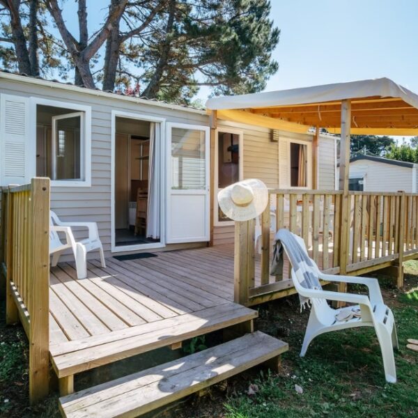 Terrasse d'un mobil-home du camping L'Ile du Rhin près de Colmar en Alsace