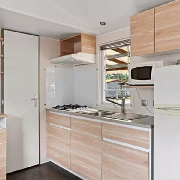 Cuisine équipée d'un mobil-home du camping L'Ile du Rhin près de Colmar en Alsace