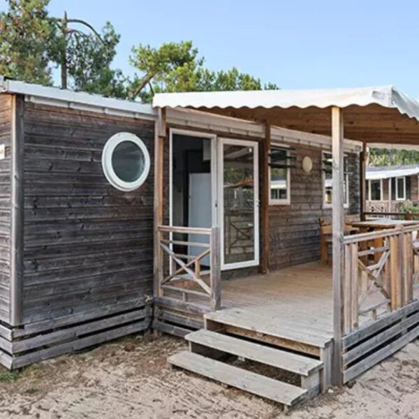 Extérieur d'un mobil-home au camping L'Ile du Rhin près de Colmar en Alsace
