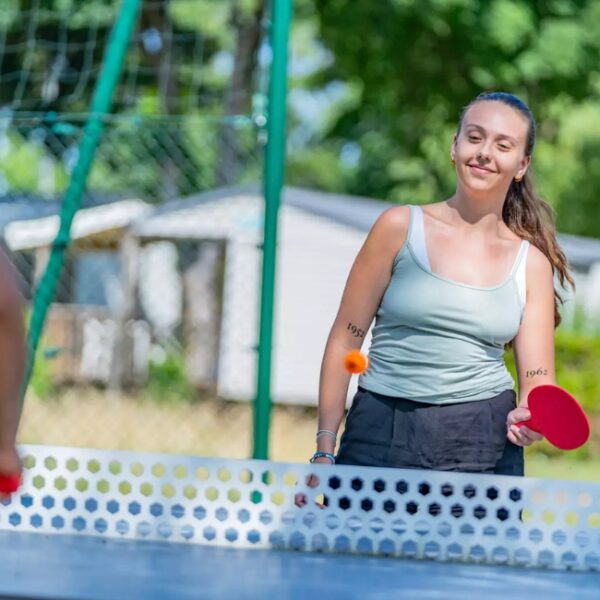 Ping-pong au camping L'Ile du Rhin près de Colmar en Alsace